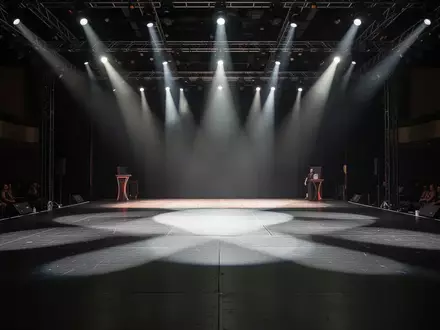 Eine leere, professionell beleuchtete Bodybuilding-Wettkampfbühne in einer Veranstaltungshalle in Las Vegas. - Foto: über boerse-global.de