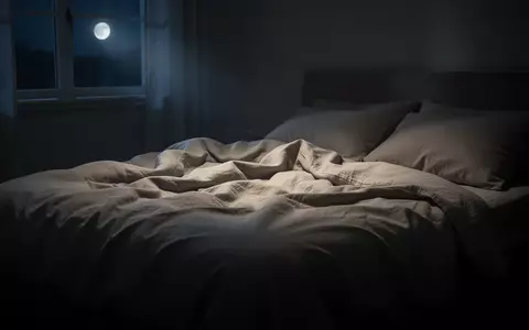 Ein ungemachtes, ruhig beleuchtetes Bett in einem abgedunkelten Schlafzimmer, das eine Atmosphäre tiefer nächtlicher Erholung vermittelt. - Foto: über boerse-global.de