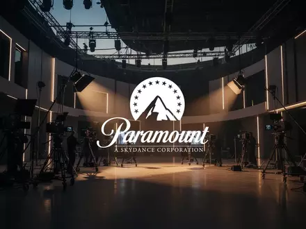 Abstraktes, stimmungsvolles Bild eines modernen Filmstudios in der Abenddämmerung, das die Unterhaltungsbranche symbolisiert. - Foto: über boerse-global.de