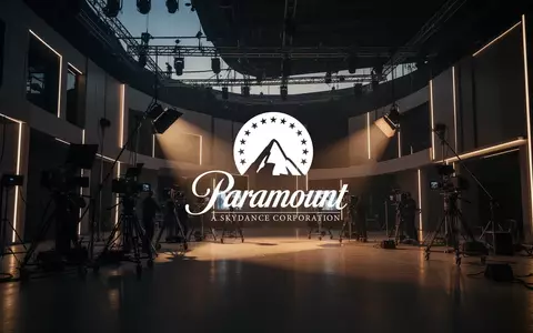 Abstraktes, stimmungsvolles Bild eines modernen Filmstudios in der Abenddämmerung, das die Unterhaltungsbranche symbolisiert. - Foto: über boerse-global.de