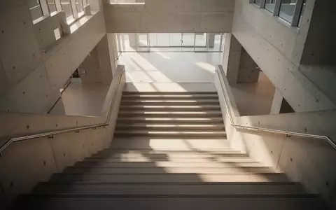 Eine leere, moderne Treppe in einem hellen Gebäude, die den Fortschritt und den Zeitverlauf symbolisiert. - Foto: über boerse-global.de