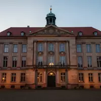 Historisches Rathaus in einer niedersächsischen Stadt während der Dämmerung. - Foto: über boerse-global.de