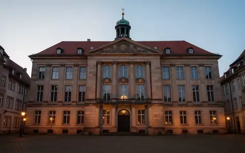 Historisches Rathaus in einer niedersächsischen Stadt während der Dämmerung. - Foto: über boerse-global.de