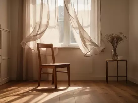 Ein ruhiges, sonnendurchflutetes Zimmer mit einem einfachen Holzstuhl an einem Fenster mit hellen Vorhängen. - Foto: über boerse-global.de