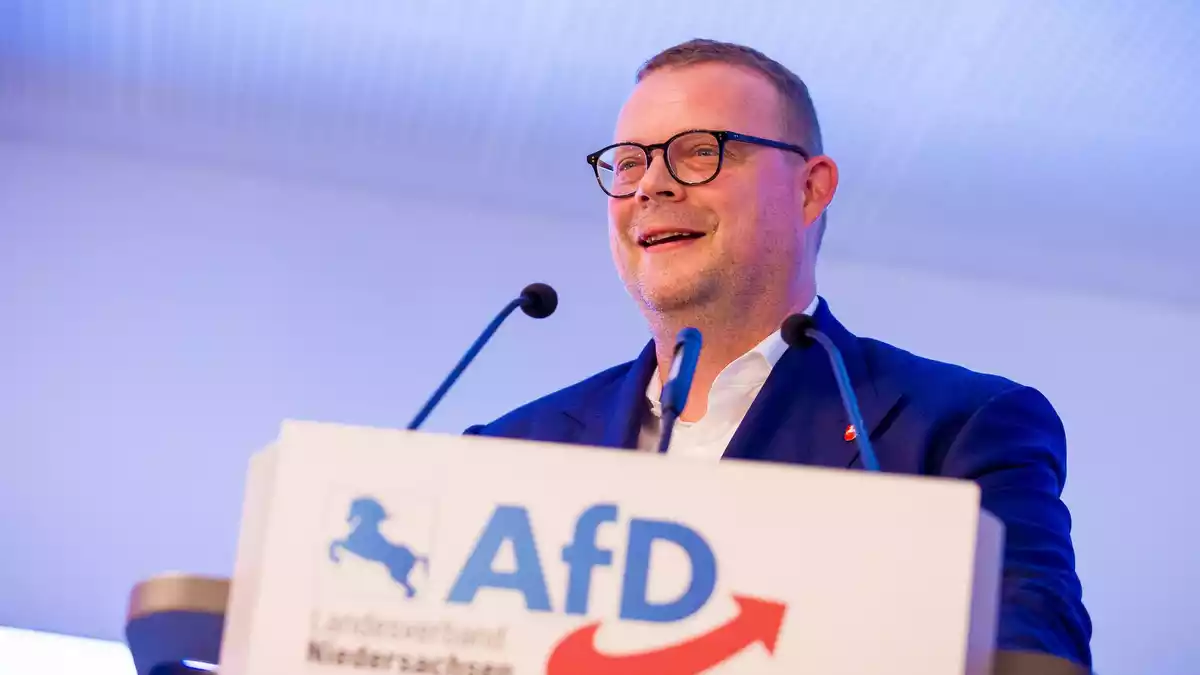 Die AfD um Landeschef Schledde verzeichnet die größten Zugewinne. (Archivbild) - Bild: Moritz Frankenberg/dpa