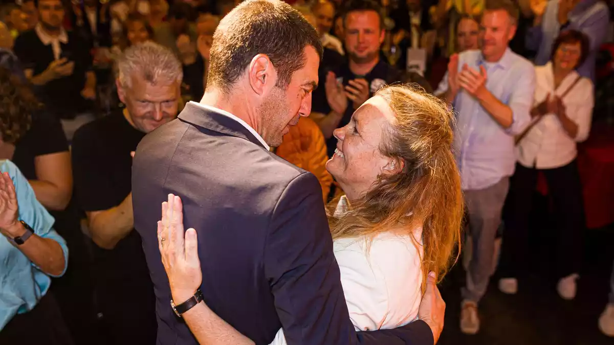 Die SPD-Kandidaten von der Ohe (links) und Bender ziehen in die Stichwahl um die Ämter des Oberbürgermeisters und des Regionspräsidenten von Hannover ein. - Bild: Moritz Frankenberg/dpa
