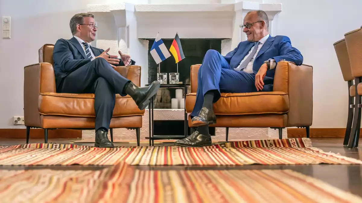 Das Treffen mit dem finnischen Ministerpräsidenten Petteri Orpo (l) war für Kanzler Friedrich Merz der Gipfel-Auftakt. - Bild: Michael Kappeler/dpa
