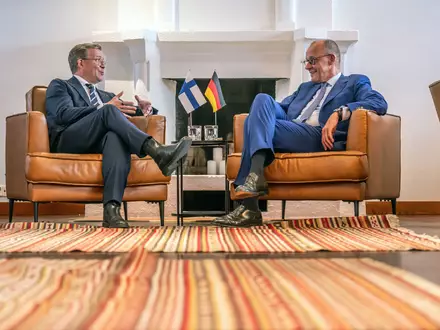 Das Treffen mit dem finnischen Ministerpräsidenten Petteri Orpo (l) war für Kanzler Friedrich Merz der Gipfel-Auftakt. - Foto: Michael Kappeler/dpa
