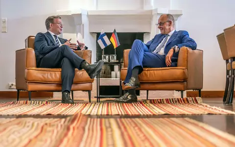Das Treffen mit dem finnischen Ministerpräsidenten Petteri Orpo (l) war für Kanzler Friedrich Merz der Gipfel-Auftakt. - Foto: Michael Kappeler/dpa