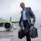 Merz brach am Sonntag von Dortmund aus in die Arktis auf – mitten in einer tiefen Krise seiner Kanzlerschaft. - Bild: Michael Kappeler/dpa