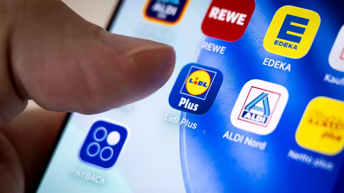 Die meisten Lebensmittelhändler haben eine eigene App, aber nicht alle ein Bonusprogramm. - Bild: Philip Dulian/dpa