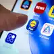 Die meisten Lebensmittelhändler haben eine eigene App, aber nicht alle ein Bonusprogramm. - Bild: Philip Dulian/dpa