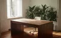 Ein heller, minimalistischer Arbeitsplatz in einem Homeoffice mit einem leeren Schreibtisch und Zimmerpflanzen. - Foto: über boerse-global.de