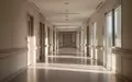 Ein heller, minimalistischer Krankenhausflur mit einfallendem Tageslicht und klaren architektonischen Linien. - Foto: über boerse-global.de
