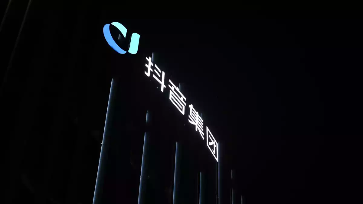 TikTok kommt aus China und heißt dort Douyin, dessen Sitz in Peking ist. (Archivbild)  - Bild: Johannes Neudecker/dpa