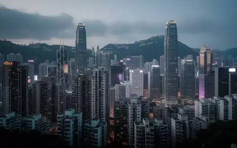 Die Skyline von Hongkong bei Dämmerung mit Fokus auf die Hochhäuser des Finanzdistrikts. - Foto: über boerse-global.de