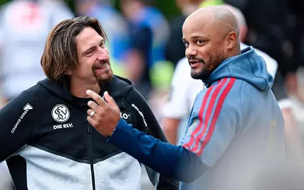 Bayern-Trainer Vincent Kompany (r) würde in der nächsten Saison gern wieder nach Elversberg kommen. - Foto: Uwe Anspach/dpa