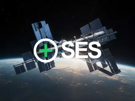Abstrakte Darstellung einer Satellitenkonstellation im Orbit vor der Erdkrümmung im Weltraum. - Foto: über boerse-global.de