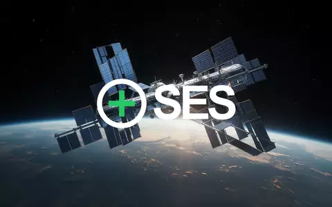Abstrakte Darstellung einer Satellitenkonstellation im Orbit vor der Erdkrümmung im Weltraum. - Foto: über boerse-global.de