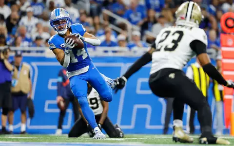 St. Brown (links) erzielte im ersten Saisonspiel zwei Touchdowns für die Lions. - Foto: Rey Del Rio/AP/dpa