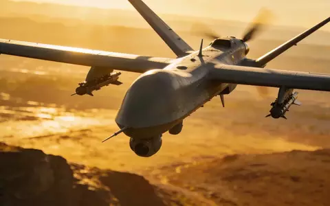 Eine fortschrittliche ISR-Drohne fliegt über eine sonnenbeschienene Landschaft. - Foto: über boerse-global.de
