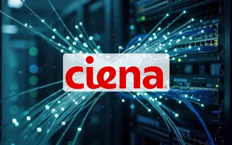 Abstraktes Bild von Glasfaserkabeln und moderner Netzwerkinfrastruktur in einem Rechenzentrum. - Foto: über boerse-global.de