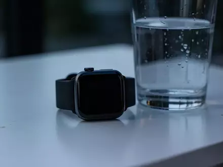 Symbolbild: Smartwatch neben einem Glas Wasser - Foto: über boerse-global.de