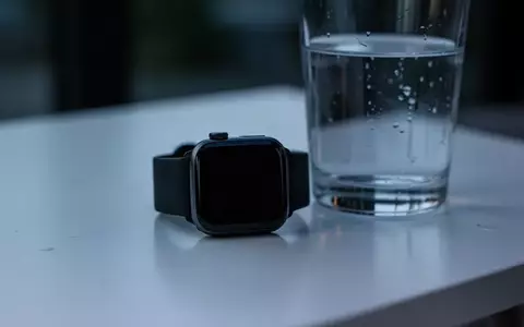 Symbolbild: Smartwatch neben einem Glas Wasser - Foto: über boerse-global.de