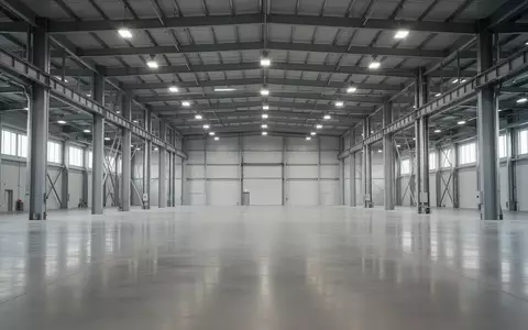 Leere, weitläufige Industriehalle mit poliertem Betonboden und minimalistischen Stahlkonstruktionen. - Foto: über boerse-global.de