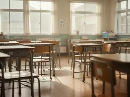 Ein leerer Grundschulklassenraum mit Holztischen und Stühlen in hellem Tageslicht. - Foto: über boerse-global.de