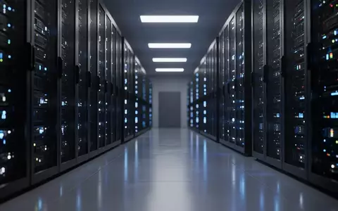 Moderne Serverräume mit leuchtenden LED-Statusanzeigen in einem Rechenzentrum als Symbol für Ethereum-Infrastruktur. - Foto: über boerse-global.de