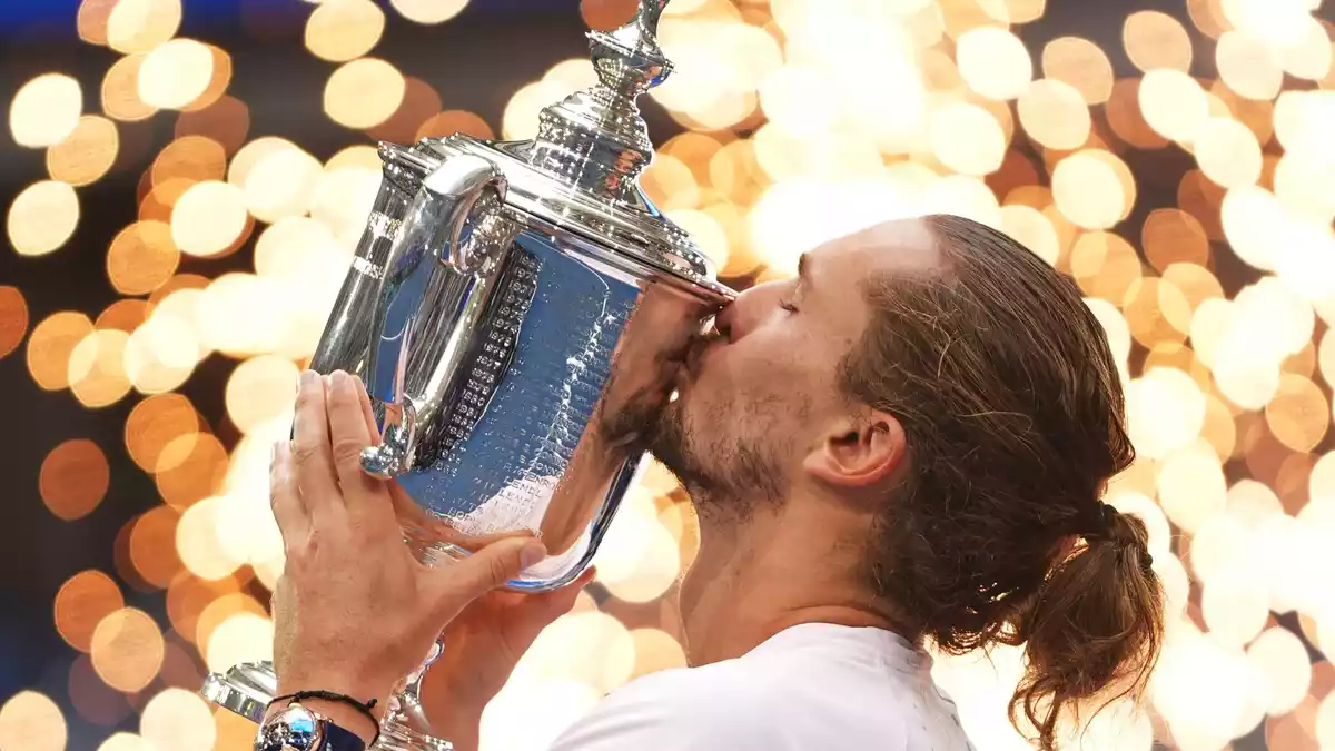 Innig küsst Alexander Zverev die US-Open-Trophäe. - Bild: Frank Franklin II/AP/dpa
