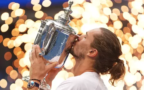 Innig küsst Alexander Zverev die US-Open-Trophäe. - Foto: Frank Franklin II/AP/dpa
