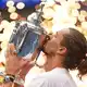 Innig küsst Alexander Zverev die US-Open-Trophäe. - Bild: Frank Franklin II/AP/dpa