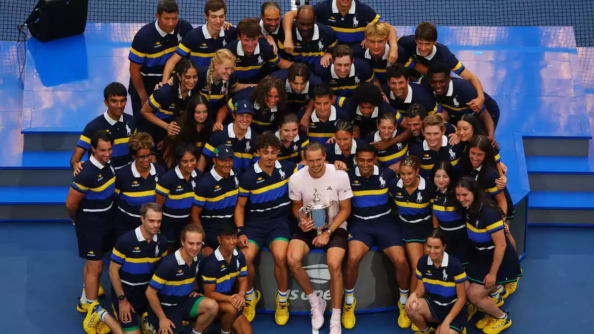 Gruppenbild mit der Ballcrew. - Bild: Andres Kudacki/AP/dpa