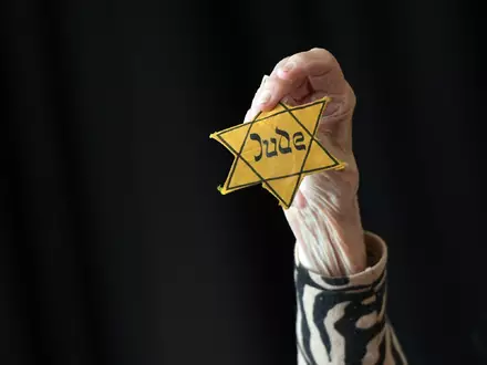 Juden wurden im NS-Staat systematisch entrechtet, ausgegrenzt, vertrieben, deportiert und ermordet. Nach dem Untergang des Hitler-Regimes standen sie vor einem schwierigen Neubeginn. (Symbolbild) - Foto: Britta Pedersen/dpa-Zentralbild/dpa