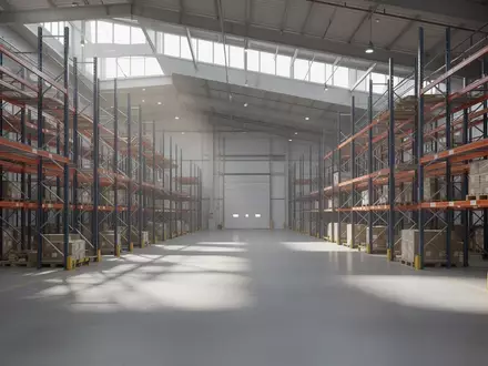 Weite, aufgeräumte Industriehalle mit Hochregallagern und Betonboden bei natürlichem Lichteinfall. - Foto: über boerse-global.de