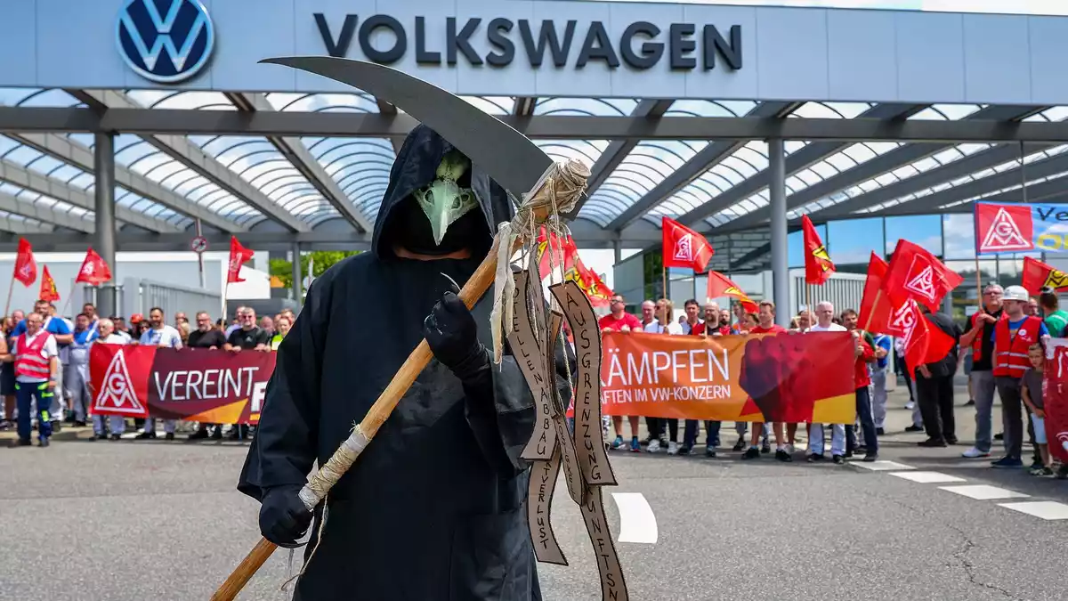 Viele Beschäftigte bei Autoherstellern und Zulieferern bangen um ihre Jobs. Bei Volkswagen ist die Zukunft von vier ganzen Autofabriken ungewiss. (Archivbild) - Bild: Jan Woitas/dpa