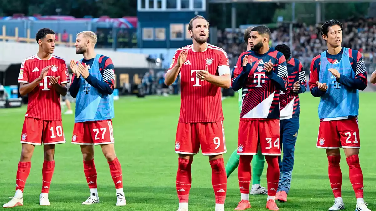 Der FC Bayern bejubelte in Elversberg einen mühevollen Arbeitssieg. - Bild: Uwe Anspach/dpa