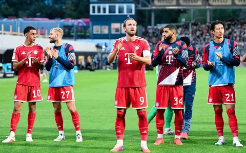 Der FC Bayern bejubelte in Elversberg einen mühevollen Arbeitssieg. - Foto: Uwe Anspach/dpa