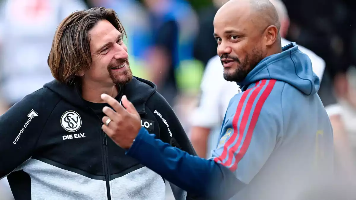 Bayern-Trainer Vincent Kompany (r) würde in der nächsten Saison gern wieder nach Elversberg kommen. - Bild: Uwe Anspach/dpa