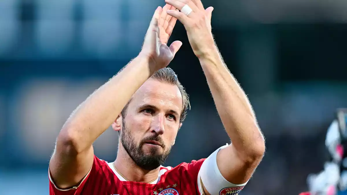 Harry Kane bewahrte den FC Bayern mit seinem Siegtor vor einem Ausrutscher in Elversberg. - Bild: Uwe Anspach/dpa