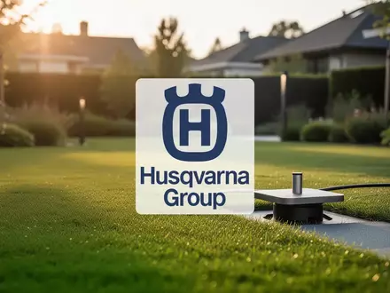 Ein gepflegter, moderner Garten bei Sonnenuntergang, der technologische Innovation im Bereich der Rasenpflege symbolisiert. - Foto: über boerse-global.de