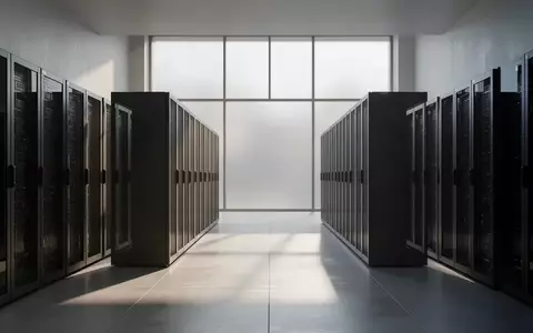 Ein moderner Serverraum mit symmetrisch angeordneten Server-Racks in einem hellen, minimalistischen Raum ohne Text. - Foto: über boerse-global.de