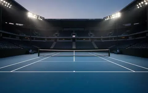 Ein leerer, professioneller Tennisplatz bei Flutlichtbeleuchtung in der Abenddämmerung. - Foto: über boerse-global.de