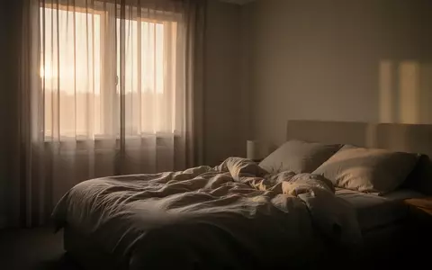 Ein ungemachtes Bett in einem ruhigen Schlafzimmer im sanften Licht der Morgendämmerung. - Foto: über boerse-global.de