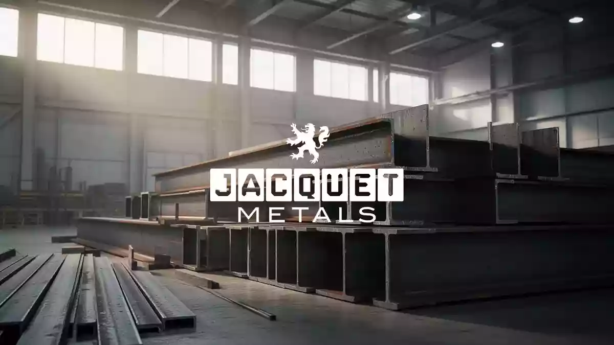 Abstrakte Darstellung einer modernen industriellen Lagerhalle mit Metallstrukturen bei hellem Licht. Illustration mit AI erstellt.