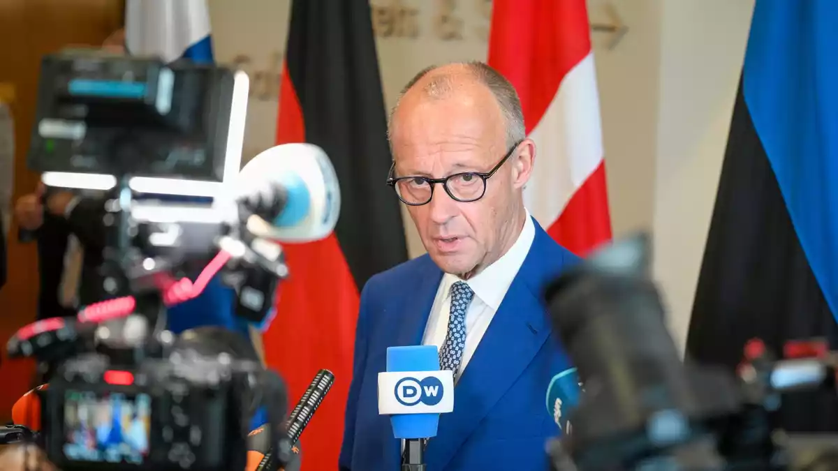 Vor den Fragen der Journalisten wendet sich der Kanzler ab. - Bild: Jouni Porsanger/Lehtikuva/AP/dpa