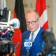 Vor den Fragen der Journalisten wendet sich der Kanzler ab. - Bild: Jouni Porsanger/Lehtikuva/AP/dpa