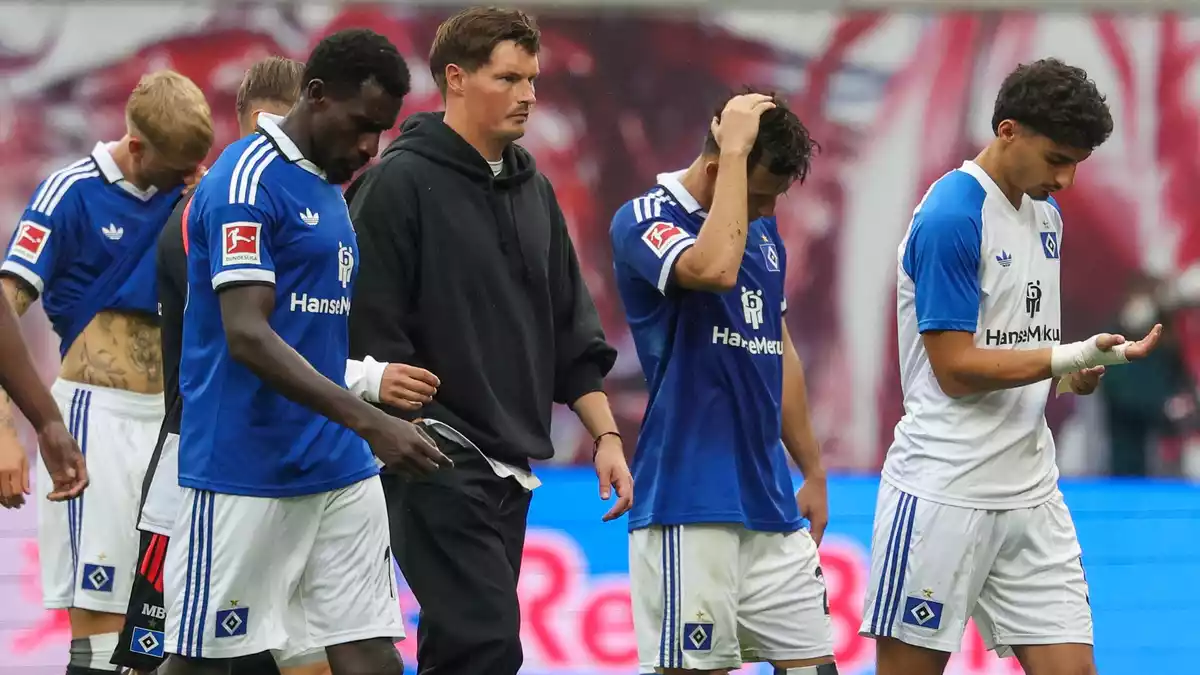Enttäuschung in Leipzig: Der HSV verliert schon wieder hoch. - Bild: Jan Woitas/dpa